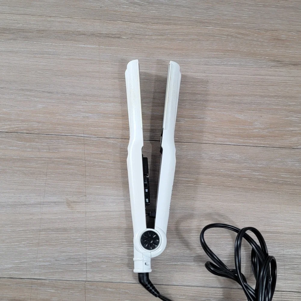 Revlon Ceramic Hair Straightener Flat Iron White RVST2034 Dual Voltage 85W